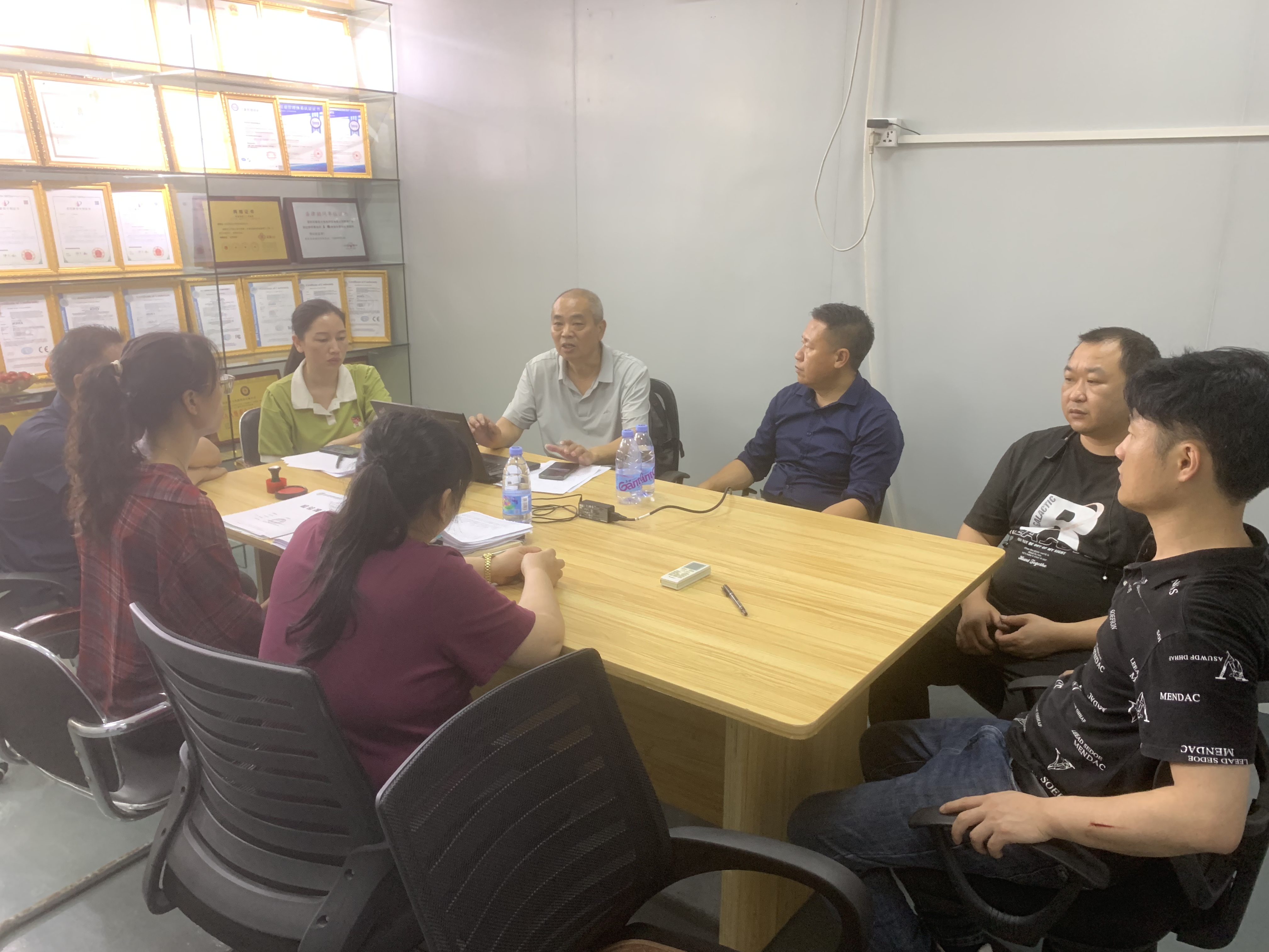 ​Fortalecimiento de la línea de defensa de la calidad y potenciación de la actualización tecnológica: Shenzhen Xinhongda Electric Heating Technology Co., Ltd. lleva a cabo capacitación interna sobre calidad